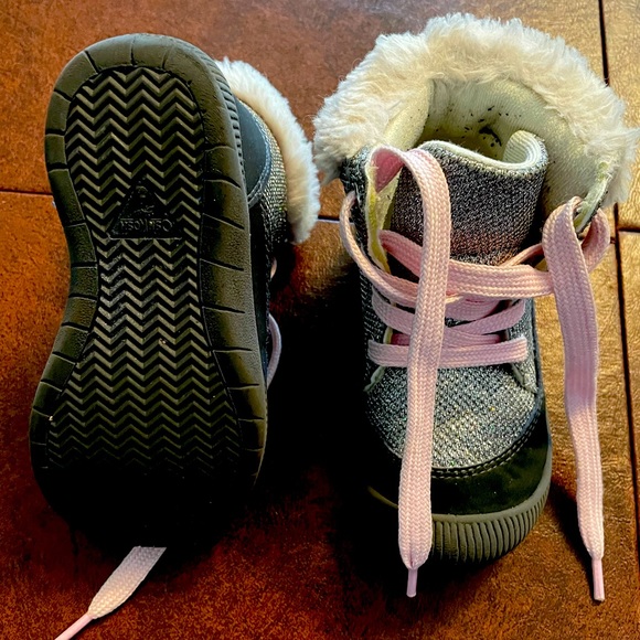 Girls Oshkosh boots - Picture 1 of 4